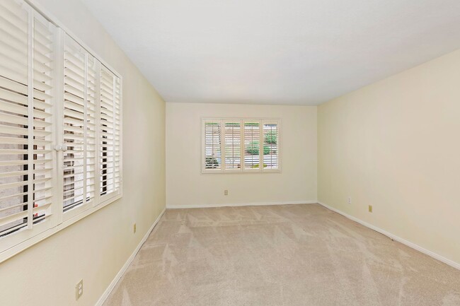 Building Photo - Gorgeous 2 bedroom, 2 bath in the hills ab...