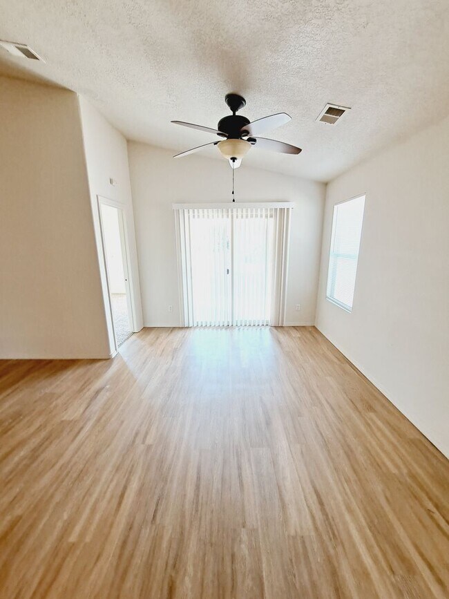 Building Photo - Cute 3 bed 2 bath home