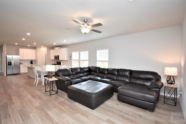 Building Photo - 10012 Deussen Ln