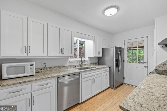 Building Photo - Luxury Lakefront Retreat – Fully Furnished...