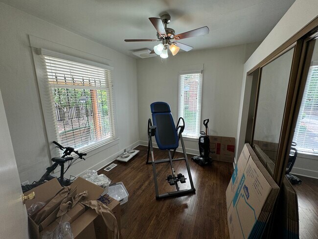 Building Photo - 1005 N Waco Ave