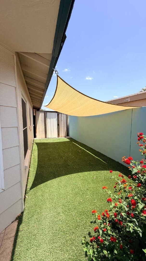 Building Photo - 3827 E Larkspur Dr