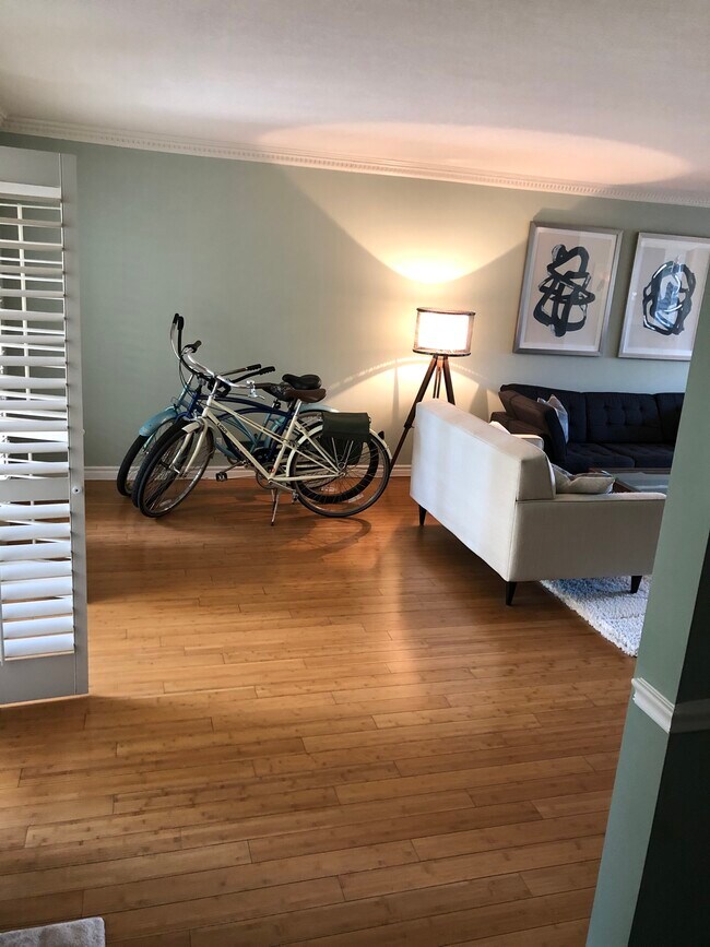 Building Photo - 2131 E 1st St