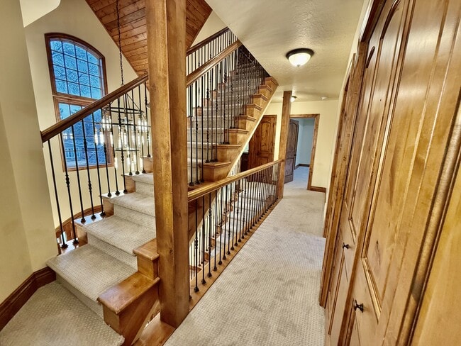 Building Photo - 6819 S Greenfield Way