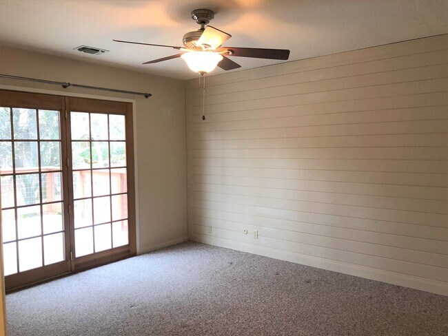 Building Photo - Open Floor plan single story home in beaut...