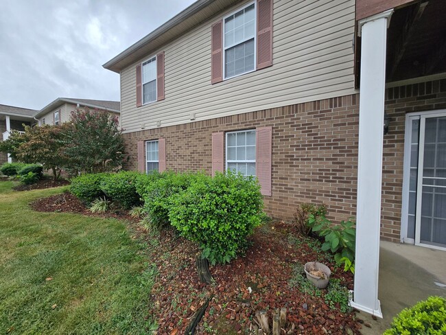 Building Photo - Available IMMEDIATELY!! Updated, 2 Bedroom...