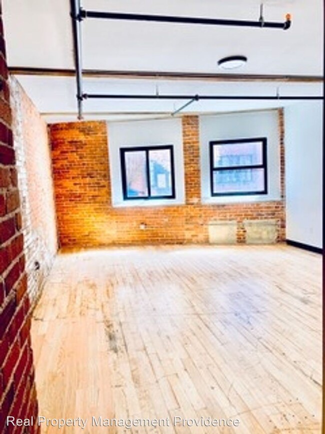 Building Photo - 548 Roosevelt Ave