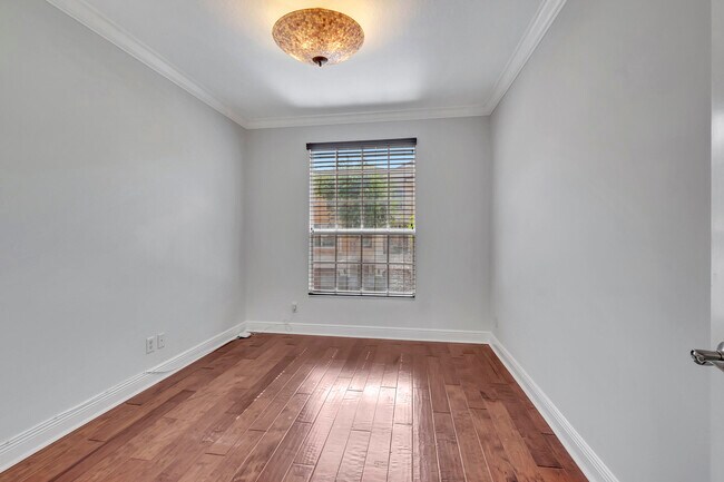 Building Photo - 5585 NE Trieste Way