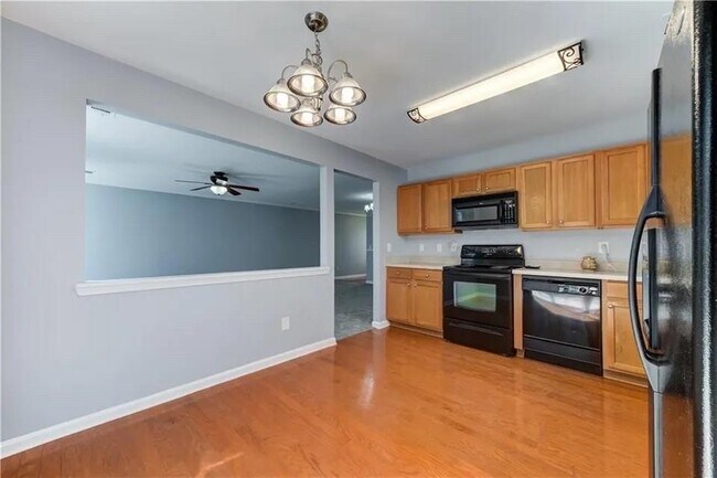 Building Photo - 2820 Mayfair Dr
