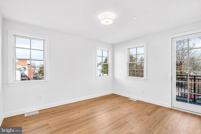 Building Photo - 123 S Washington St