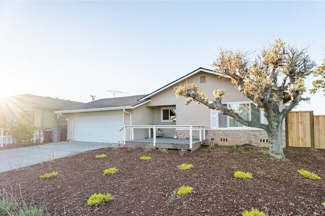 Building Photo - 495 Century Dr