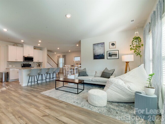 Building Photo - 4009 Woodland View Dr
