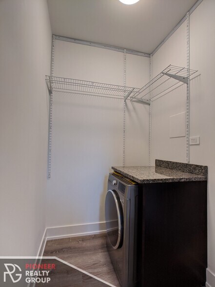 Building Photo - 437 W Belden Ave