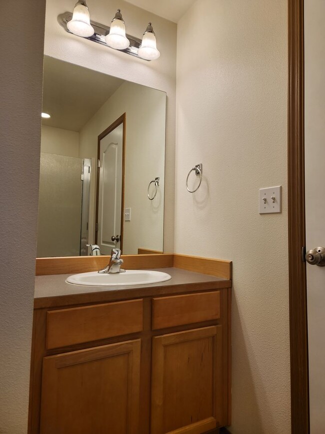 Building Photo - 240 Poplar St