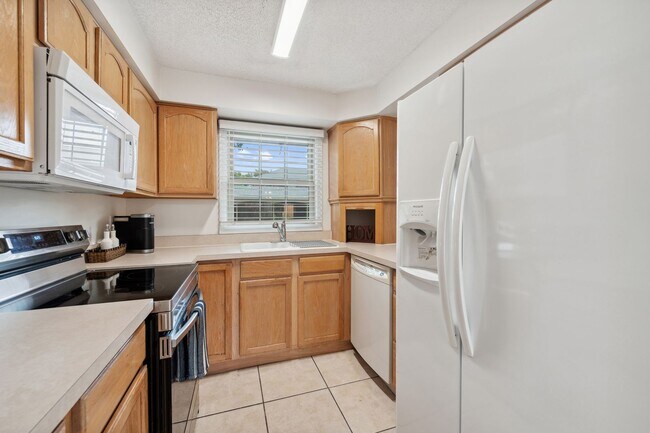 Building Photo - "Spacious 2-Bed Condo with Modern Upgrades in Prime Casselberry Location"