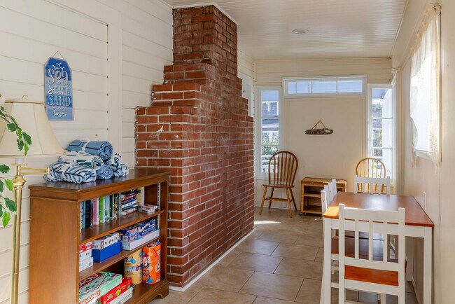 Building Photo - 640 S Columbia St