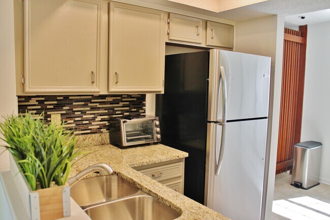 Building Photo - 7805 Renaissance Ct