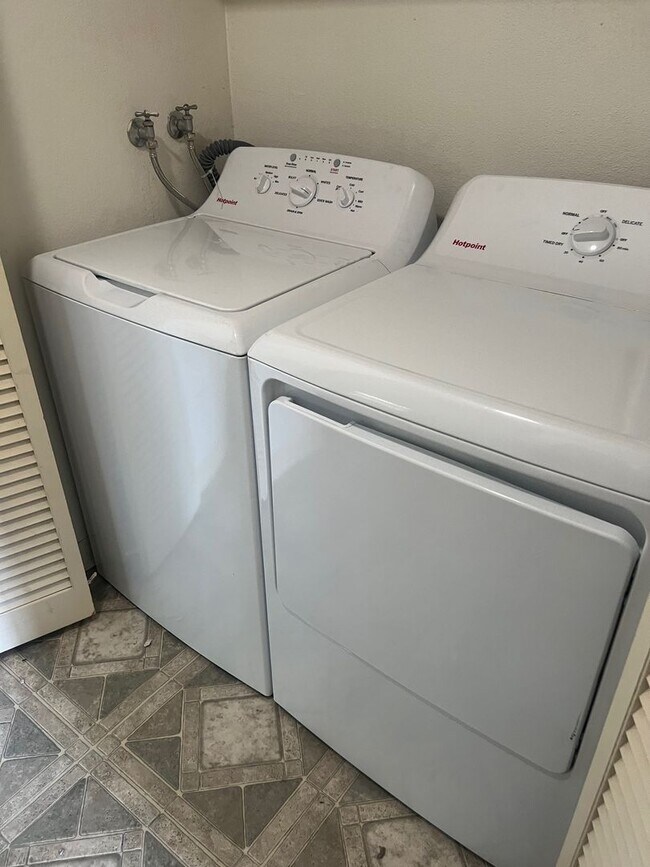 Building Photo - Chateau Du Lac condo available with Lakefront views and communty pool! A must see! Avail. for lon...