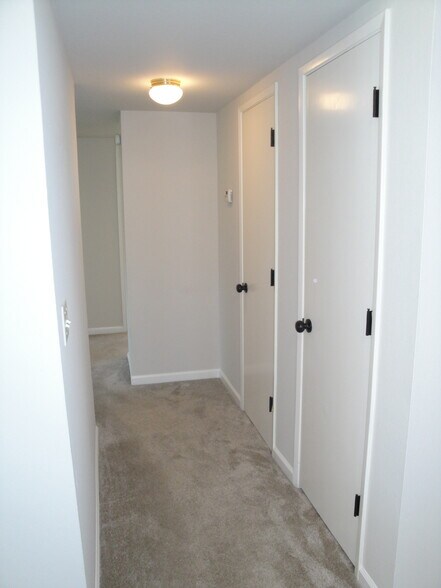 Building Photo - 2327 Pauline Dr