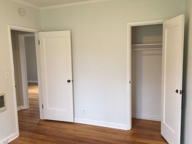 Building Photo - 1bed w/hardwoods, extra storage onsite, co...
