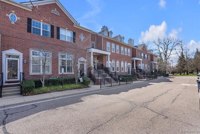 Building Photo - 16822 Farmington Rd