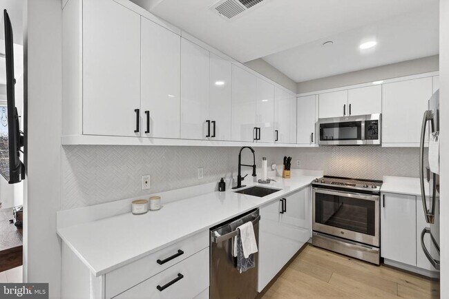 Building Photo - 919 12th St NE