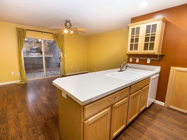 Building Photo - Bright & Spacious 2-Bedroom End Unit Townh...