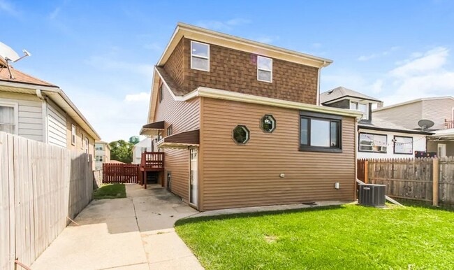 Building Photo - 2418 N 75th Ct