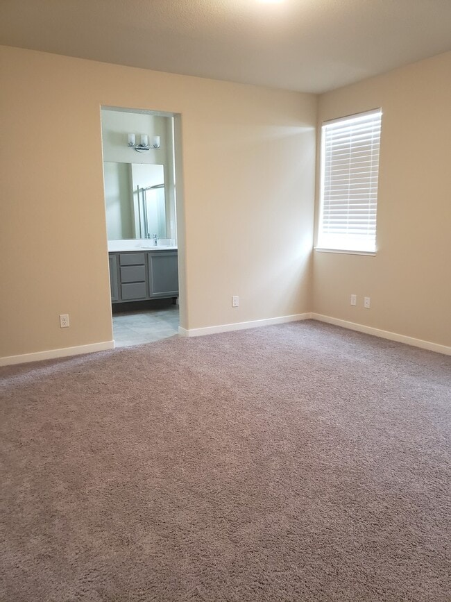 Building Photo - Beautiful Newer Development home!! In Elk ...