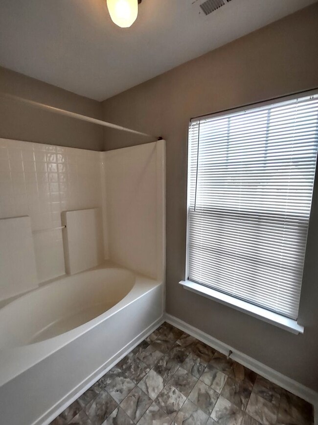 Building Photo - Move-In Ready Home located in the Back Cre...