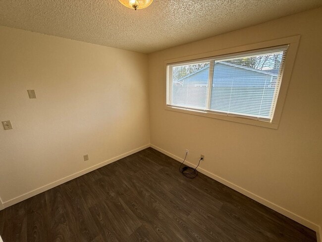 Building Photo - 411 E 3rd St