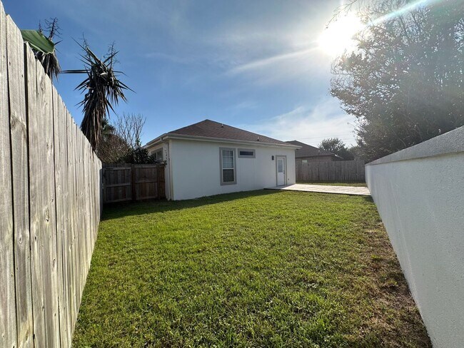 Building Photo - Beautiful 3 Bedroom Home in Destin. Beachside of Hwy 98!