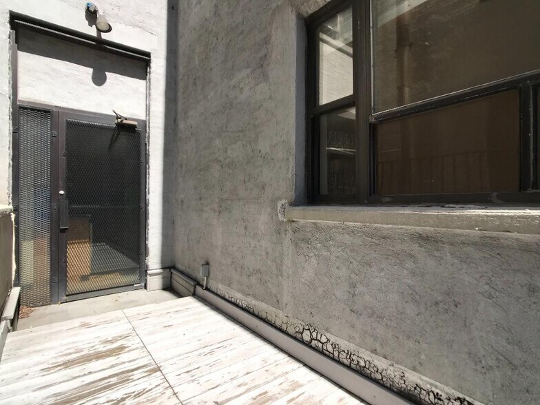 Building Photo - 306 W 106th St
