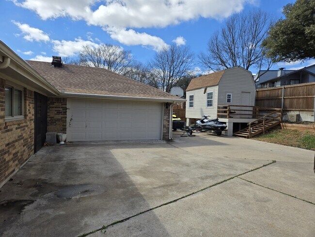 Building Photo - 5509 Edgewater Cir