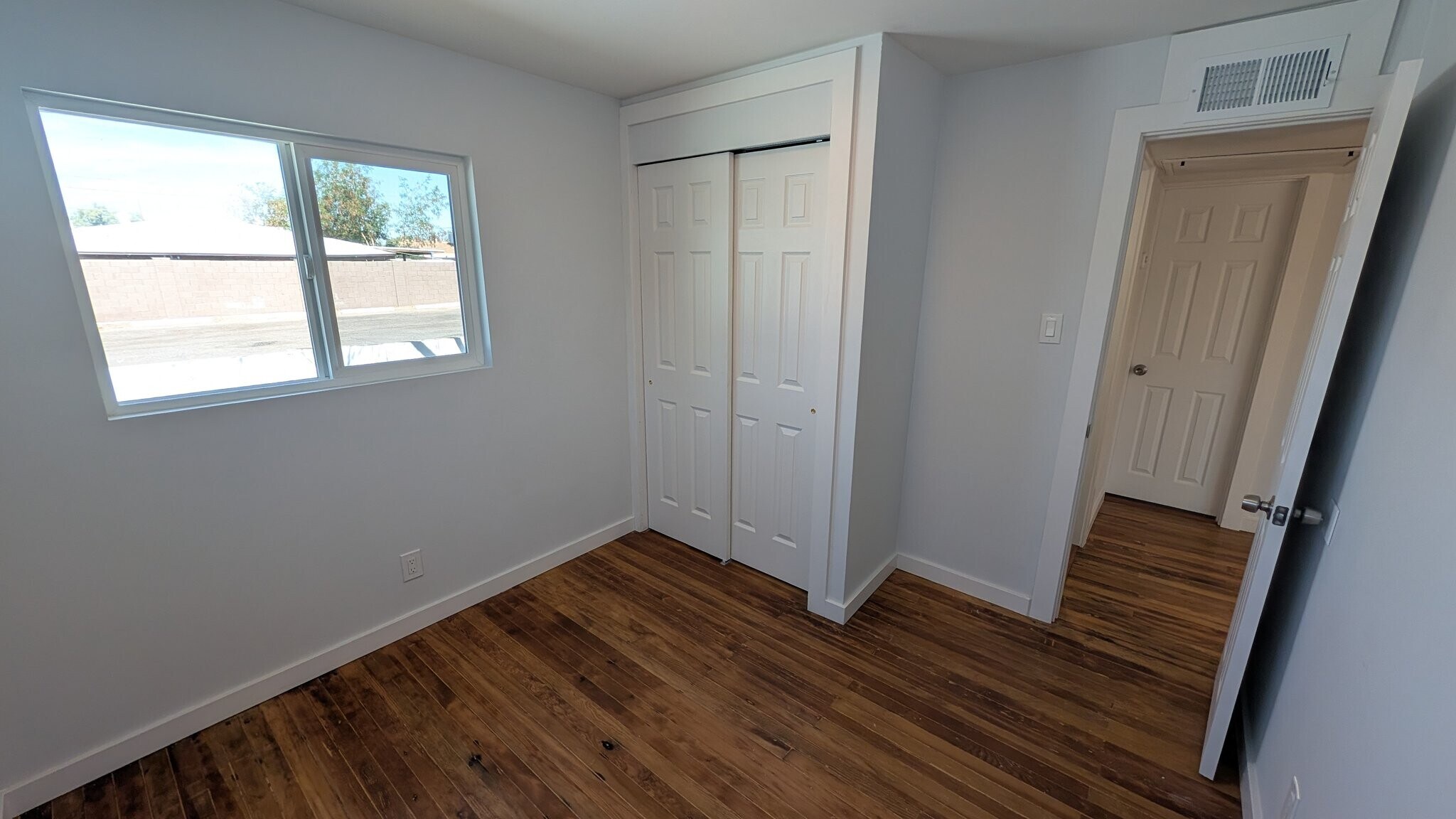 Building Photo - 1406 W Vogel Ave