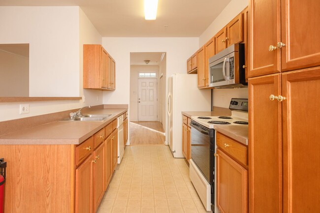 Building Photo - First Floor 3 Bedroom 2 Full Bath Condo - ...