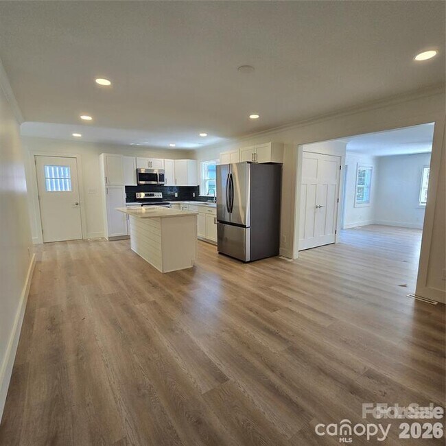 Building Photo - 421 Kingfield Dr SW