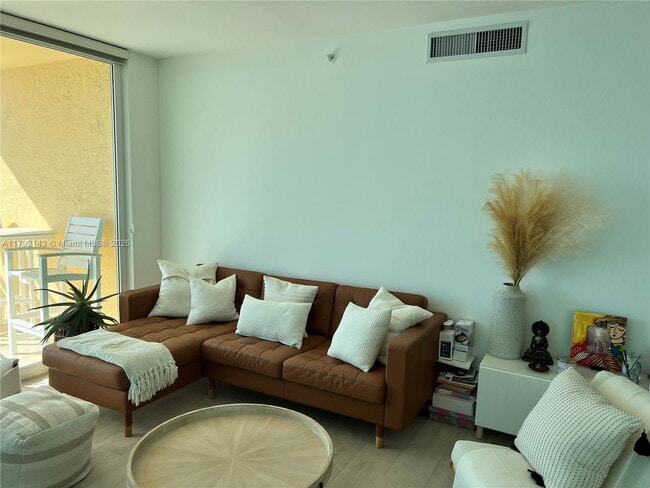 Building Photo - 2475 Brickell Ave