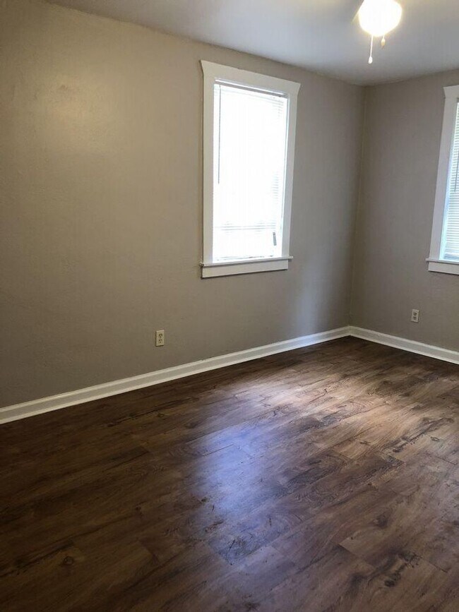 Building Photo - Updated Downstairs 2 Bedroom and 1 Bathroom Carriage House