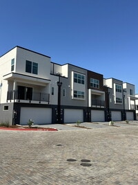 Building Photo - 8100 Quiet Knolls Dr