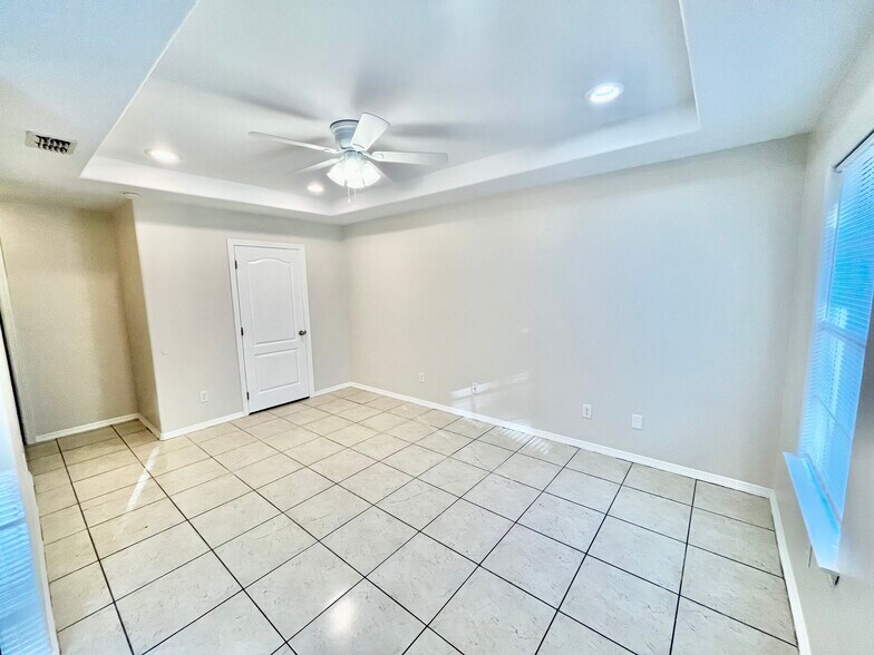 Building Photo - 2410 W Hackberry Ave