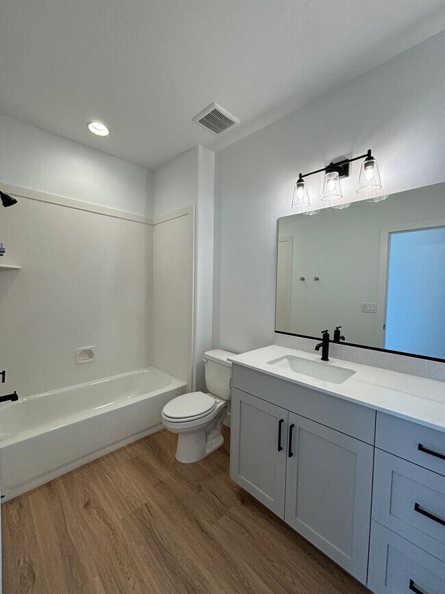 Building Photo - Woodland Estates Townhome! - END UNIT!!