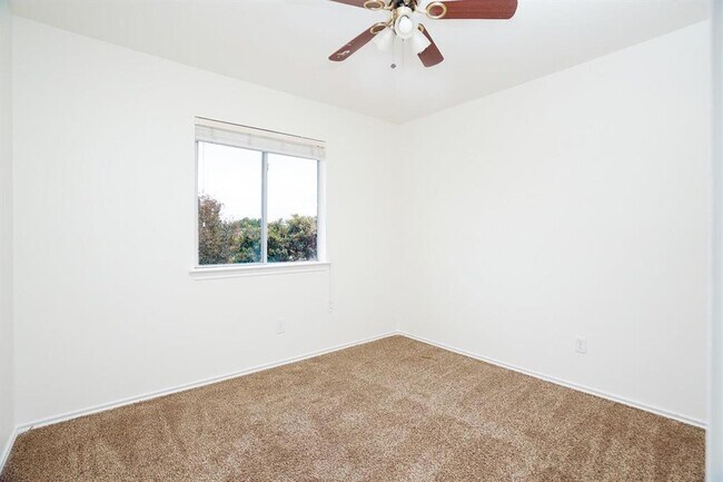 Building Photo - 140 Opal Lake Dr