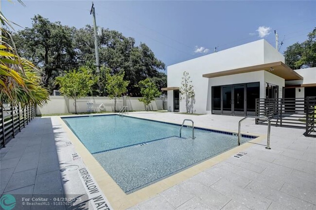 Building Photo - 4141 S oaks Pl