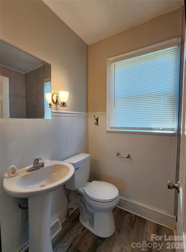 Building Photo - 12 Woodsdale Pl SE