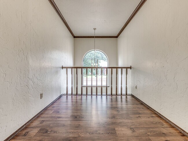 Building Photo - Spacious Home + East Edmond + 4 bedrooms