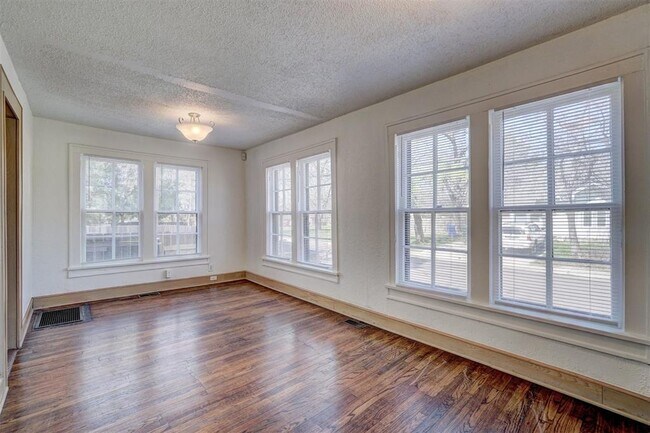 Building Photo - 404 Chautauqua Ave