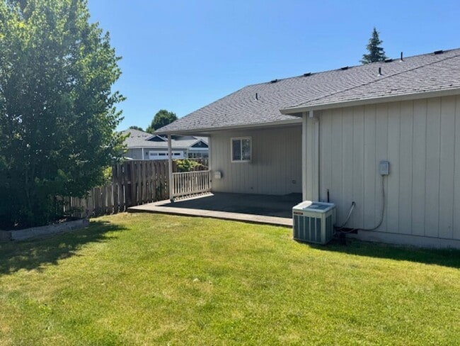 Building Photo - Central Point Single Level Home/ Coming Soon