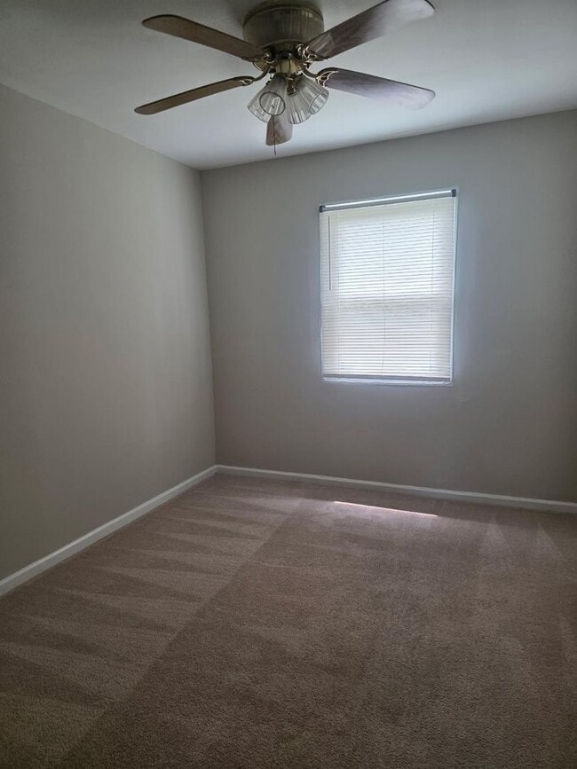 Building Photo - 464 Robinson Dr