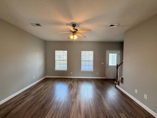 Building Photo - 3 BR, 2.5 BA, 2 Car Garage, Fenced in Backyard